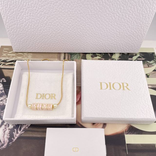高品质 细节如图 0800110 D粉方粒项链 Z 4800，2025春夏最新款绝美系列！超可爱的粉方粒！立体的设计，每一颗方粒每一个面都是粉嫩嫩的珐琅点缀少女