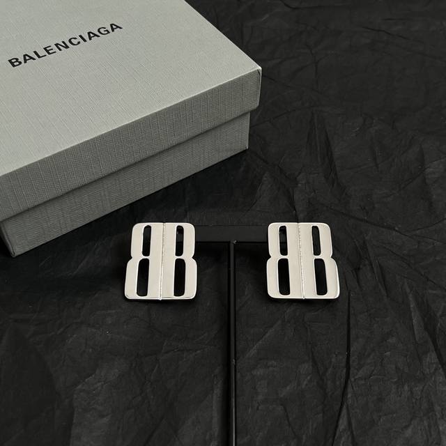 巴黎世家 Balenciaga 耳钉 简单大方 大牌金质感饱满 ，搭配衣服超好看 ！