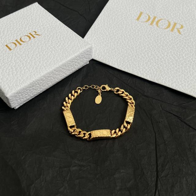 Dior 迪奥 手链 精选原版一致 黄铜材质 甜美气质高雅。 码数：17-21厘米