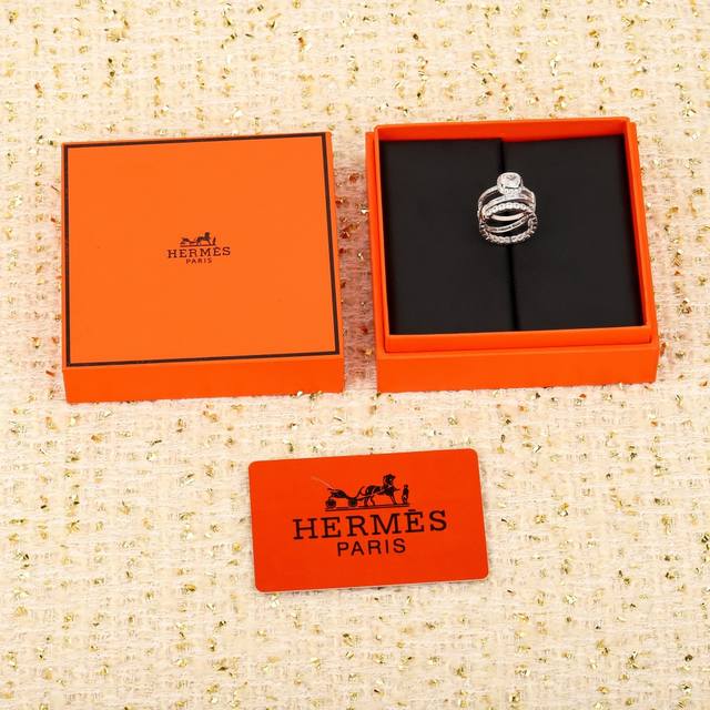210961 我们出品 猪鼻子镶钻戒指 ，可订做18K真金真钻版，只做对版真金货，价询客Fu 明星、网红、名媛都难以抗拒！ 酷劲十足的经典标志 古今中外时尚浪尖