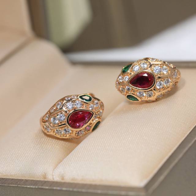蛇耳钉 S925纯银材质 带Logo 红蛇耳钉 耳扣宝格丽 Bvlgari Serpenti 蛇系列耳钉 镶嵌祖母绿 饰以密镶钻石 蛇作为性感与美丽的象征 这种