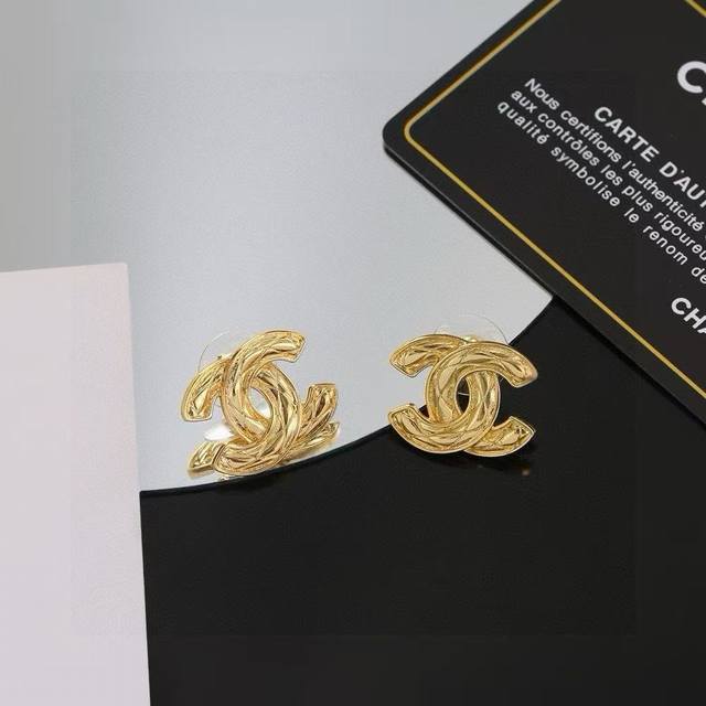 新建文件夹Chanel 香奈儿 经典款 Zp代购品质 原版材质 非常时尚的一款耳钉 俏皮可爱活力满满 S925银针 色彩搭配很靓丽 不会显得过于压抑 佩戴效果美