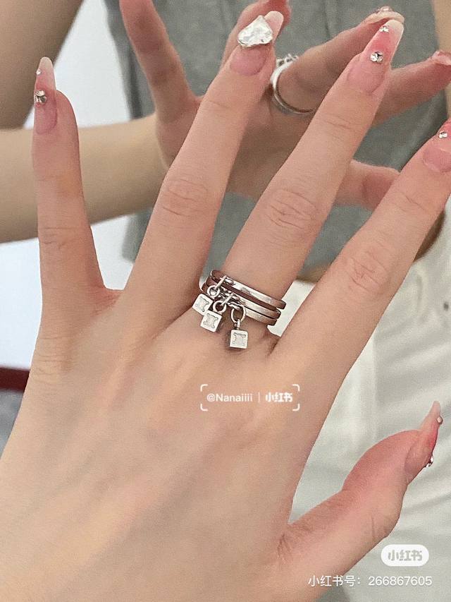 单只，Celine赛琳 戒指 Celine一直是简约时尚界的标杆大胆的设计 百看不厌搭配起来更Fashion 码数：678码