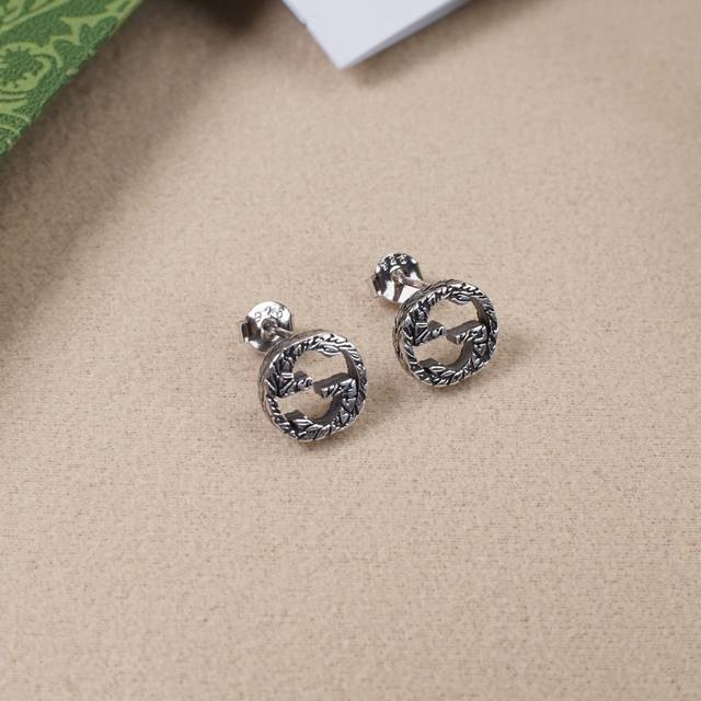 通体925纯银 Gucci 互扣式双G复古耳钉，Iu同款 Interlocking系列，采用做旧复古工艺，整体呈现出超酷质感，双G标识上手工雕刻出蔓藤花纹的图案