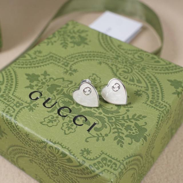 通体925纯银 Gucci互扣式爱心白色珐琅耳钉 Heart系列，Interlocking G图案和珐琅材质装饰的心形是这个系列的核心元素，珐琅纹理造型特别美搭