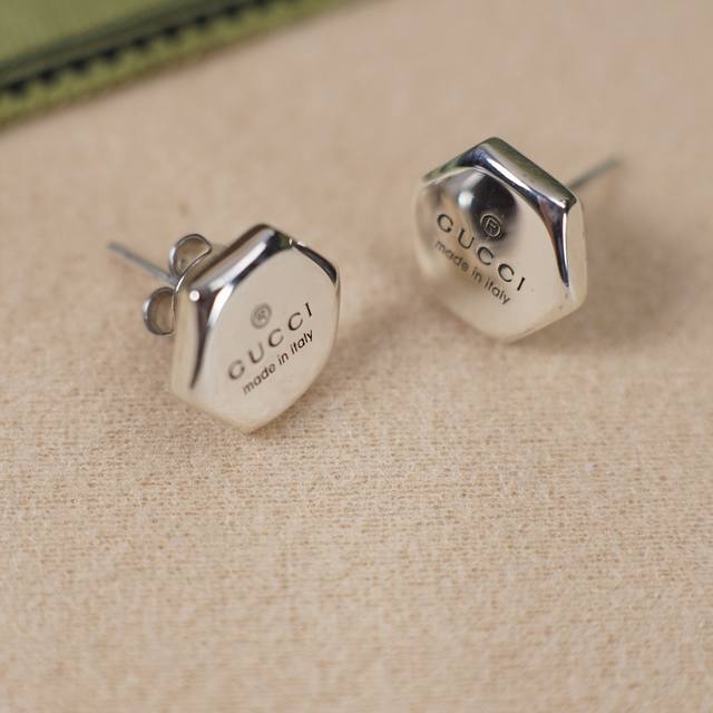 通体925纯银 Gucci六边形字母光面耳钉 Trademark系列，六边形战士男女同款，六边形造型搭配非常出圈，也寓意六合六顺