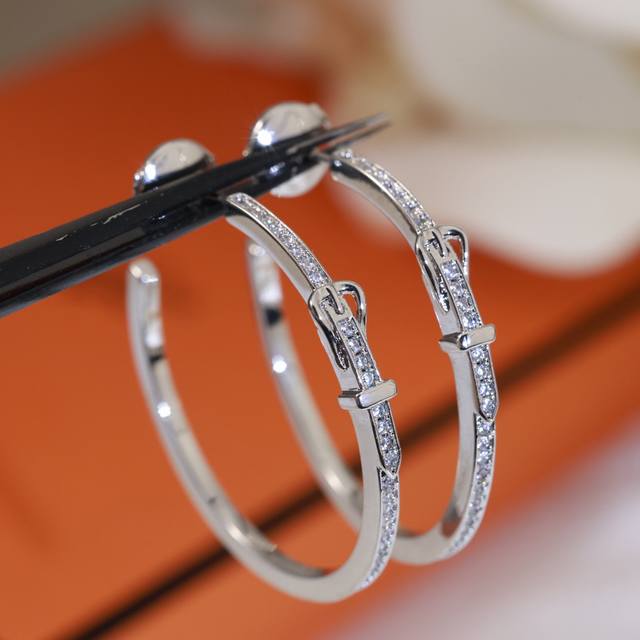 精工版本 Hermes 爱马仕皮带扣满钻耳钉 纯银耳针亚金材质 配飞碟耳塞。手工铲钉镶嵌5A锆钻！18K白金色！带Logo 爱马仕耳钉 皮带扣耳钉