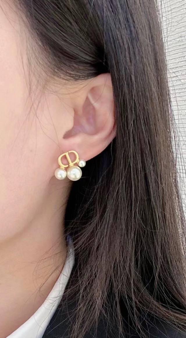 高品质 细节如图 065090 D Cd三大小珠耳钉 Z 3700，周也同款一定要买系列， 最新款闭眼冲第一眼看上去的感觉就是它是个爆款！珍珠是特别定制的发青颜