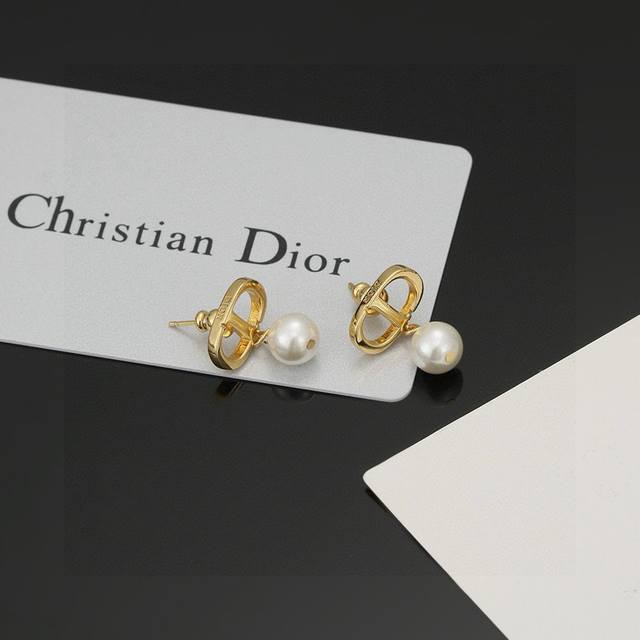 最新 迪奥火爆 各路网红同款，爆 Dior 系列，Cd字母珍珠耳环耳钉 官网最新 同步 Dior耳钉，S925银针 专柜一致材质 无死角的美！耳钉