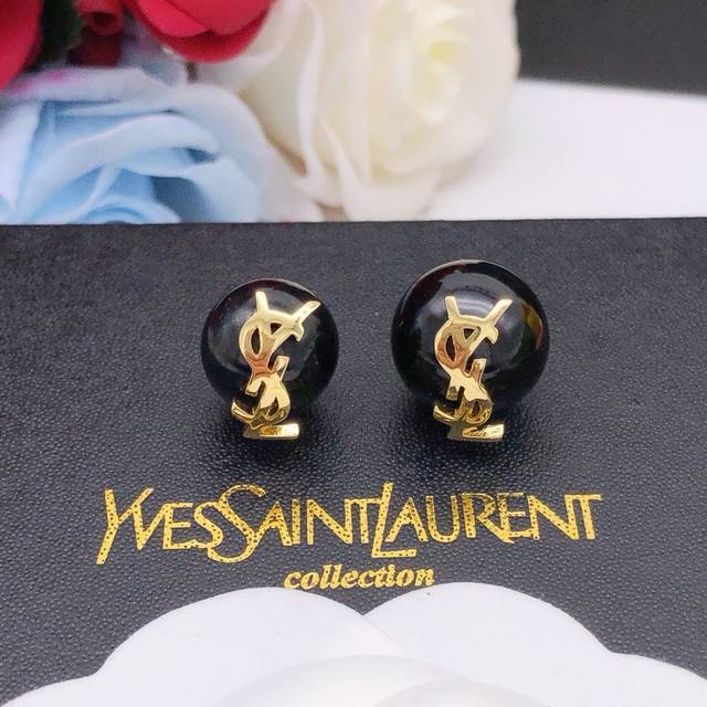 编号Yed0020黑色 圣罗兰ＳＹＬ大小珍珠耳钉 复古风格 时尚 造型设计很漂亮专柜材质