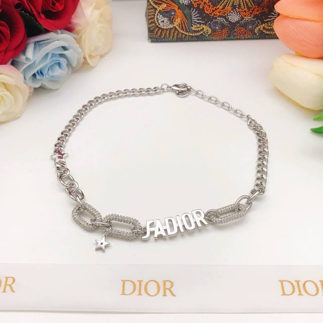 编号Dxl0206项链 编号Dsl0157手链 迪奥Dior 原单新品 银色Jadi0R标志项链吊星星 高端品质，专柜1:1开模， 专柜原版同黄铜材质！防过敏处