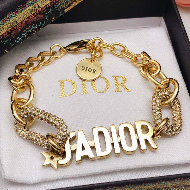 编号Dsl0037手链 迪奥Dior 原单新品 Jadi0R标志项链吊星星 高端品质，专柜1:1开模， 专柜原版同黄铜材质！防过敏处理，Cnc工艺， 细节无可挑