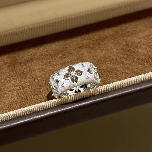 A5595 布契风 中古系列 新款 复古拉丝 镂空 四叶草 戒指 白金拼黄金色镂空设计 高级意大利宫庭风 高端925纯银 18K金镶嵌7A高碳钻 复古美 精致到