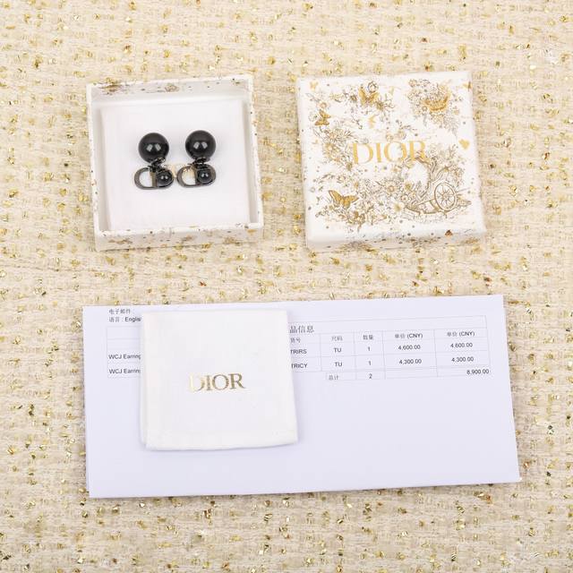 206329 我们出品 Zp5980购入，认准唯一一家真正购入开发的现货秒发 本季度一定要买的 D！Or Cd字母珍珠耳环 好看到爆的节奏，特别是佩戴起来，给人