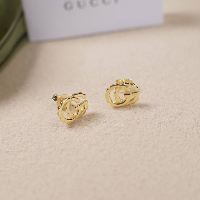 通体925纯银 Gucci字母双G金色耳钉 Running系列黄金耳环，像齿轮造型，搭配性极高，适合任何场合！