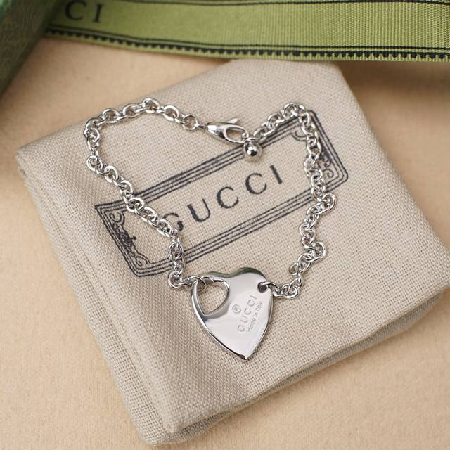 通体925纯银 Gucci镂空爱心字母手链 Heart系列，镂空心形吊光面吊牌有质感，纯银打造，用量厚实，有份量 尺寸：17 18 19 20