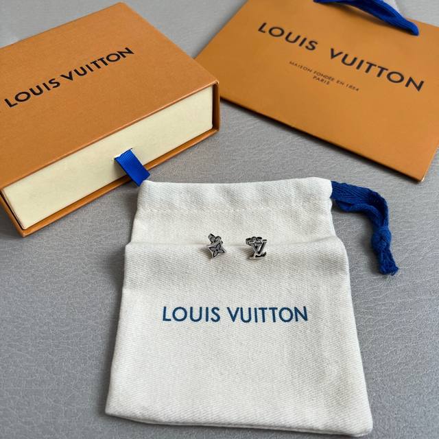 原单货 Lv 耳钉Louis Vuitton 路易威登 专柜一致材质 火爆款出货 设计独特 复古前卫。