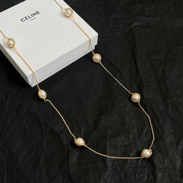 Celine 赛琳 项链 一直是简约时尚界的标杆大胆的设计 百看不厌搭配起来更Fashion