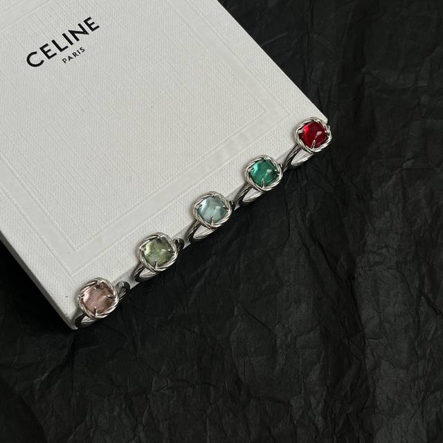 Celine赛琳 戒指 Celine一直是简约时尚界的标杆大胆的设计 百看不厌搭配起来更Fashion