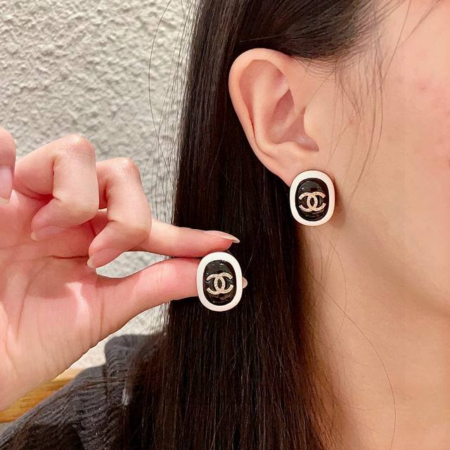 香奈儿椭圆形双C耳钉