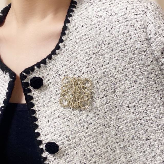 Loewe罗意威新款满钻胸针银色高级感满分 简单的线条感 搭配西装和大衣都超高级 包包衣物T恤都可以简单搭配 爱了爱了