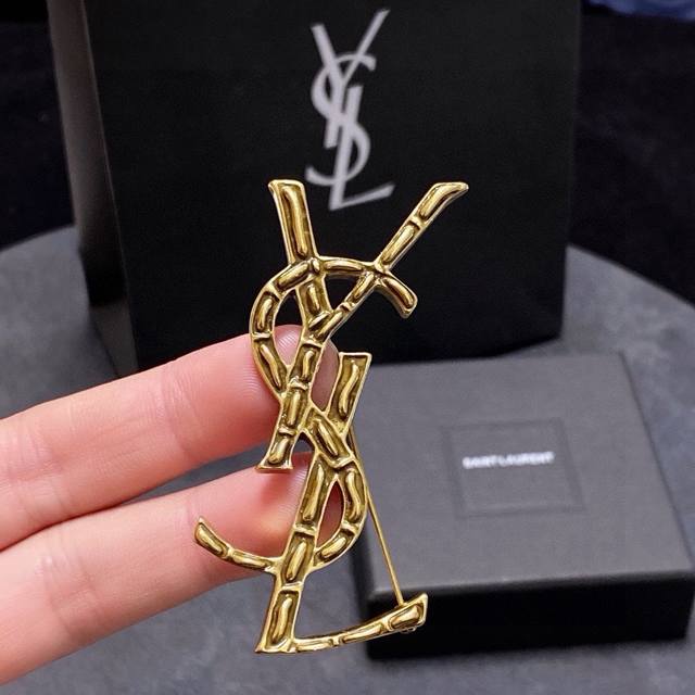 Ysl圣罗兰专柜新款高版本复古金胸针，是最懂女人的饰物。那些倾注了全部心血去做自己的女人，往往更珍惜胸针的意义。圣罗兰女士把胸针别在帽子上，并告诉那些模仿她的时