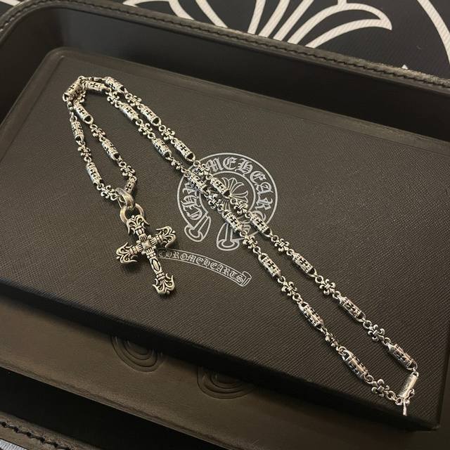 新款 专柜品质 Chrome Hearts克罗心 经典复古竹节项链 十字架火焰吊坠 凹凸造型不同的花纹设计风格 呈现出与众不同 十字架 童军花是克罗心的志 所以
