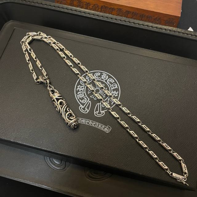 新款 专柜品质 Chrome Hearts克罗心 经典复古菱形十字架项链 藤花吊坠 凹凸造型不同的花纹设计风格 呈现出与众不同 十字架 童军花是克罗心的志 所以