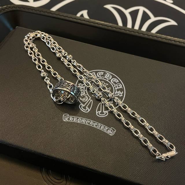 新款 专柜品质 Chrome Hearts克罗心 经典复古字母项链 戒指吊坠 凹凸造型不同的花纹设计风格 呈现出与众不同 十字架 童军花是克罗心的志 所以更经久