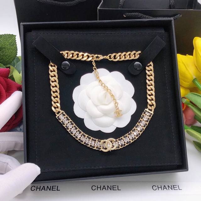 编号Xxl0268 公主标配现货秒发 新款皮革编织满钻双C项链Choker 小牛皮马眼水钻编制而成的链身 太重工啦 很有高级珠宝的Feel ～太让人心动啦 优雅