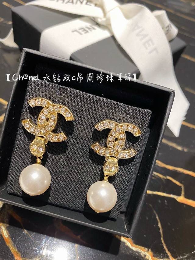 编号Xed0265 Chanel 原单新品 小香双C流苏镶钻吊珍珠耳钉 高端品质，专柜1:1开模，专柜原版同黄铜材质！高级925银针防过敏处理，Cnc工艺，细节