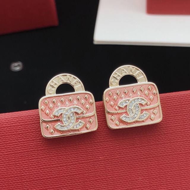 编号Xed0946 Ch*Nel最新款粉色包包耳钉 一致Zp黄铜材质