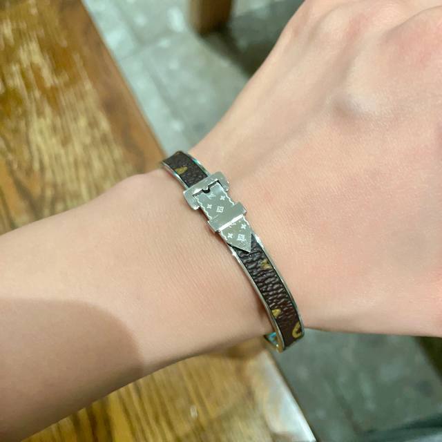 新品 原单货 Lv中性款皮带扣头手镯Louis Vuitton 路易威登 专柜一致材质 火爆款出货 设计独特 复古前卫。手镯14K精工保色版 从上市以来一直深受