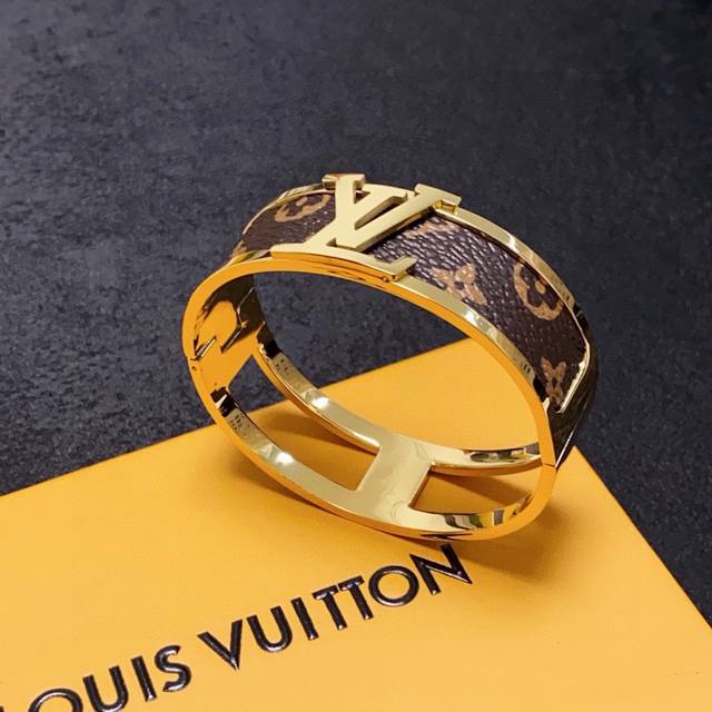 新品 新款 原单货 Lv宽版皮革纹印花手镯Louis Vuitton 路易威登 专柜一致材质 火爆款出货 设计独特 复古前卫。手镯精工版 从上市以来一直深受Mm