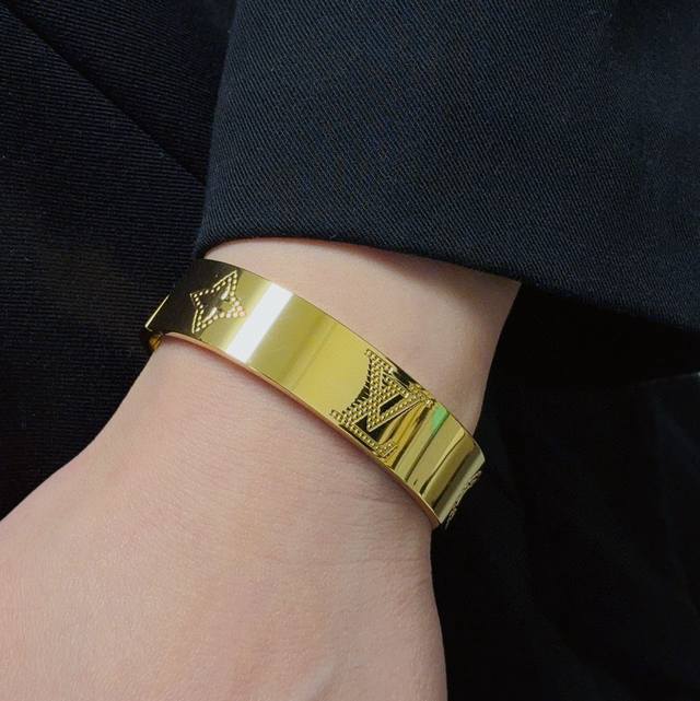 新品 原单货 Lv字母黄金色宽版中号印花雕刻Logo手镯Louis Vuitton 路易威登 专柜一致材质 火爆款出货 设计独特 复古前卫。手镯14K精工保色版