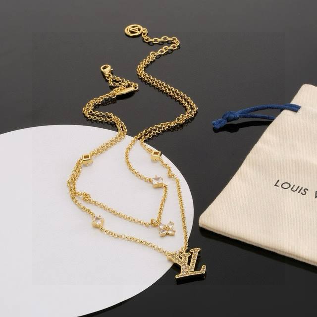 驴家新款Lv Iconic 项链 手链 令镶嵌水晶的 Lv 字母占据中央，再以 Monogram 花卉注入雅致格调，无论单独佩戴或搭配同款手链，均可释放柔美气息
