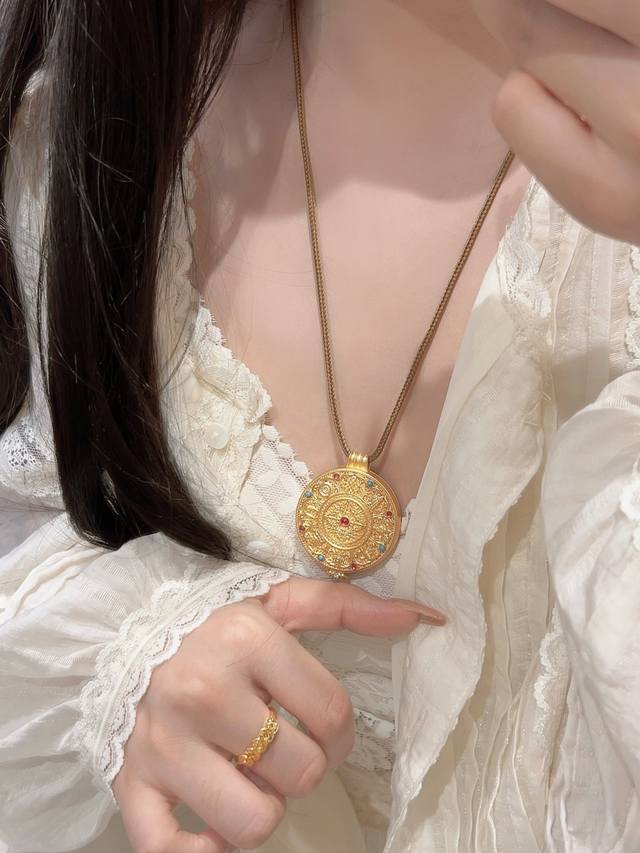 我们出品 量大咨询客Fu 彩宝系列-五路财神项链 通体V金耐磨保色度行业最新配方优金电镀！人无我有！对标高级珠宝工艺！全部是一致真金真钻的做法，一般只有在高级珠