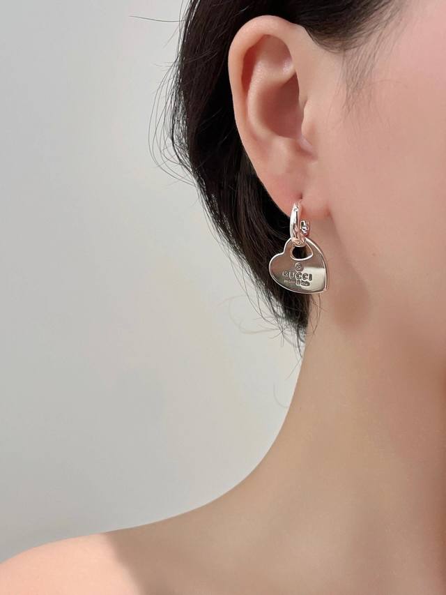 我们出品 心形耳钉，贵妇标配。纯银材质，量大价询客Fu Gucci Trademark系列以多样图案和六边形吊坠巧妙呈献品牌名称。 早秋系列融入镂空心形设计和挂
