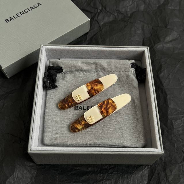 一对，巴黎世家 Balenciaga 发夹 简单大方 大牌金质感饱满 ，搭配衣服超好看 ！
