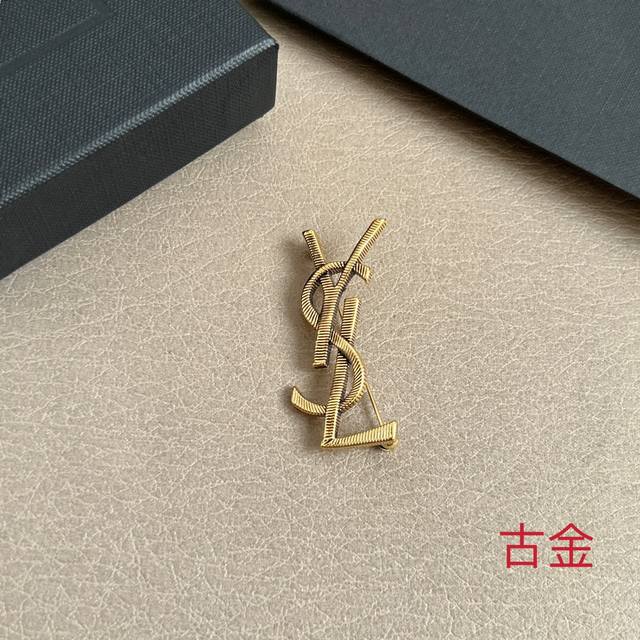 圣罗兰Ysl字母胸针，金属质感超强，原装黄铜材质，优雅、抽象、大胆，潮人必备款。