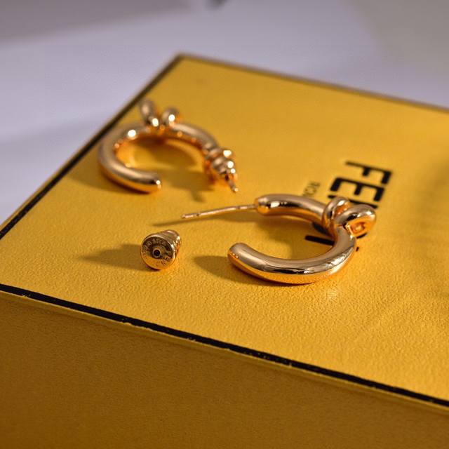 新品Fendi 芬迪 Logo耳环 高端定制 爆款新款 简单大方 华丽登场 ，很难见到如此熟悉 素雅的耳钉，精致 非常适合日常搭配，宝宝们，这个绝对值得入