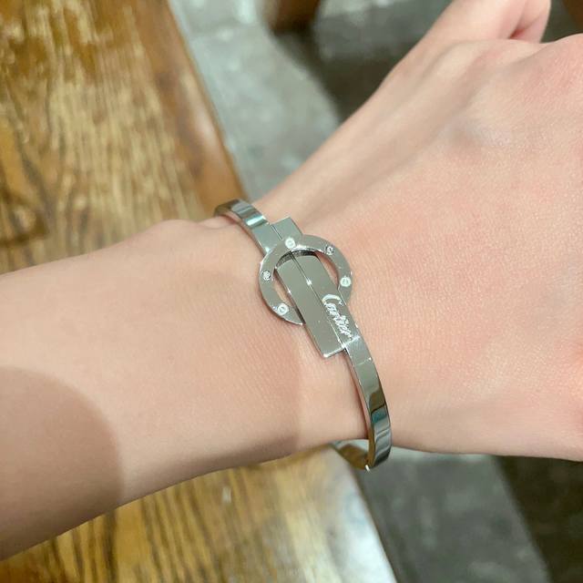 Cartier 卡地亚官网最新发布 火爆窄版细款中号手镯进口精工保色18K高端定制顶级工艺 专柜Logo刻字清晰 360度无死角！全新的窄版设计 更显精致～如此