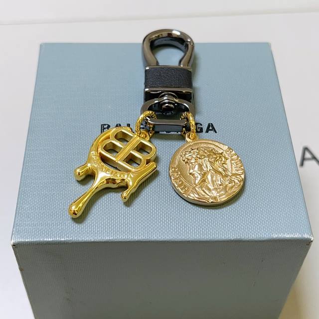 新品发布 巴黎世家包包挂饰钥匙扣 巴黎世家钥匙扣 最新款包包挂饰档次更高明星同款 经典款联名设计理念钥匙扣系列 细节对版做旧处理 非市面亮面版型 这款一直在出