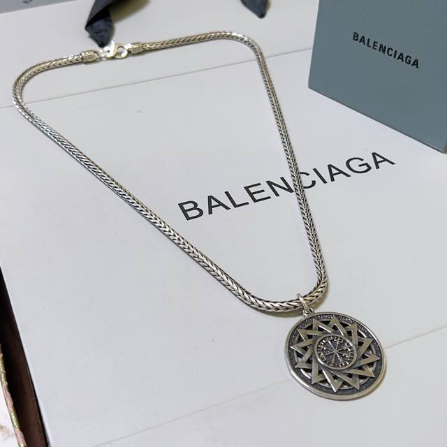 原单货新品 巴黎世家项链 Balenciaga 新款项链专柜一致 细节做工精细 每个细节流程到位 设计工艺精细 火爆款出货 设计独特 复古风格 巴黎世家项链