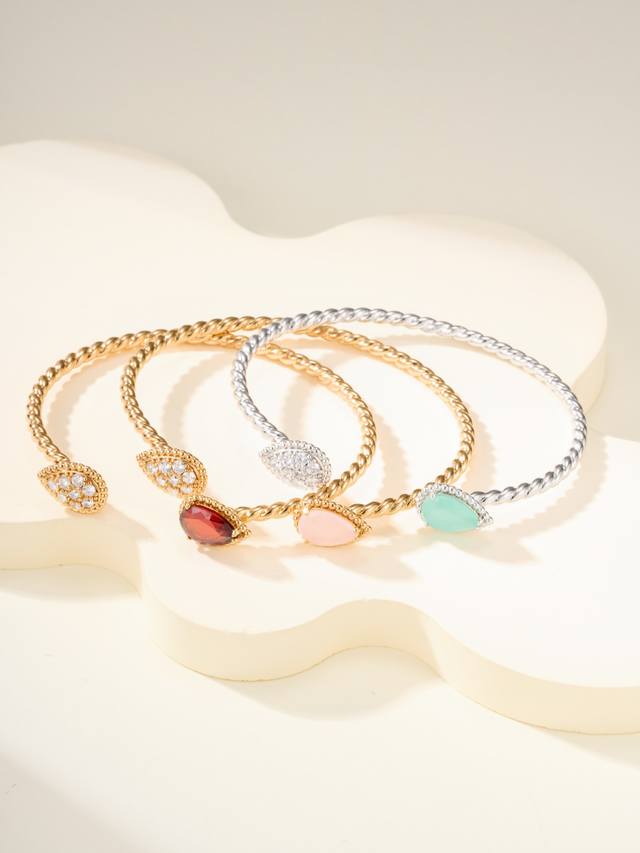Boucheron 推出 Serpent BohèMe 系列新一季作品，延续极简抽象的水滴形蛇首元素。新作亮点是以全新天然石为主石，浓艳的紫红色调与玫瑰金搭配，