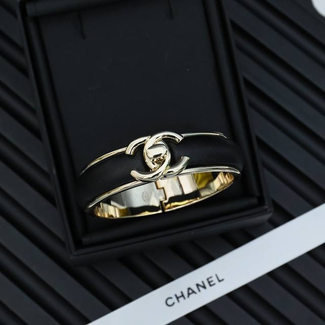 Chanel书包扣羊皮手镯 可遇不可求 时髦高级感满屏 懂货来秒 高级手工坊爆款返场 书包扣小羊皮手镯 涨价收藏级别 黑色百搭高级 久等了