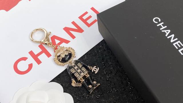 小香 Chanel 火爆全网的狮子钥匙扣 优雅大方精工设计 青春活力 Chanel的经典元素全部在这个小狮子上体现 时尚又俏皮