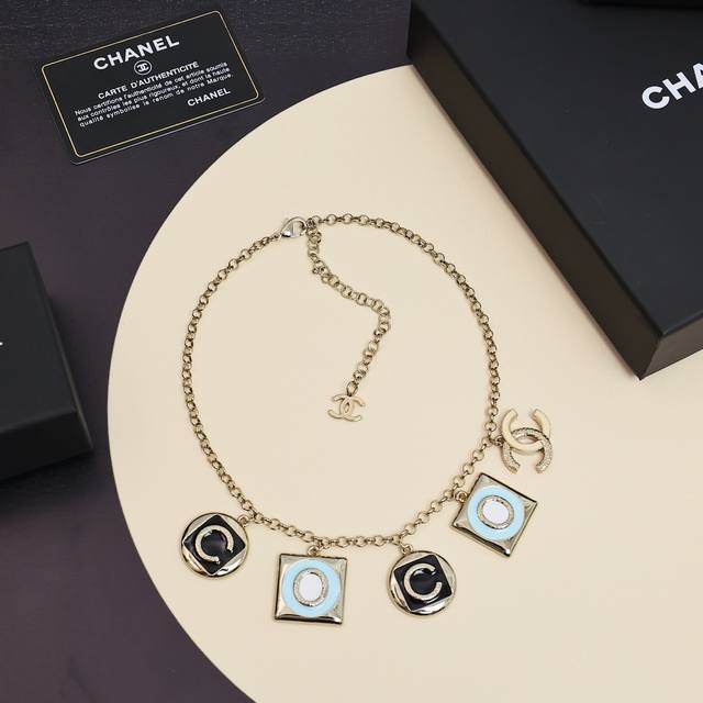 Chanel26早春多配件珐琅字母项链 Chanel重工珐琅字母颈链太喜欢了 复古的感觉又来了，日常百搭单品
