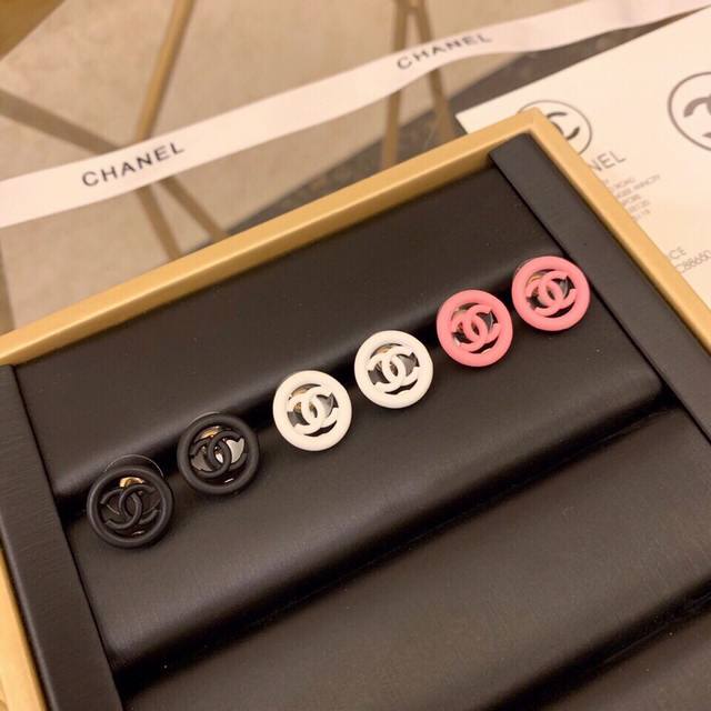 Chanel 香奈儿早春新款 小香树脂耳环 耳钉时髦配饰，款式好还不够，细节完胜才算真厉害！最新代购级别！专柜售价10400多，个性又精致。整体有弧度、清晰Lo