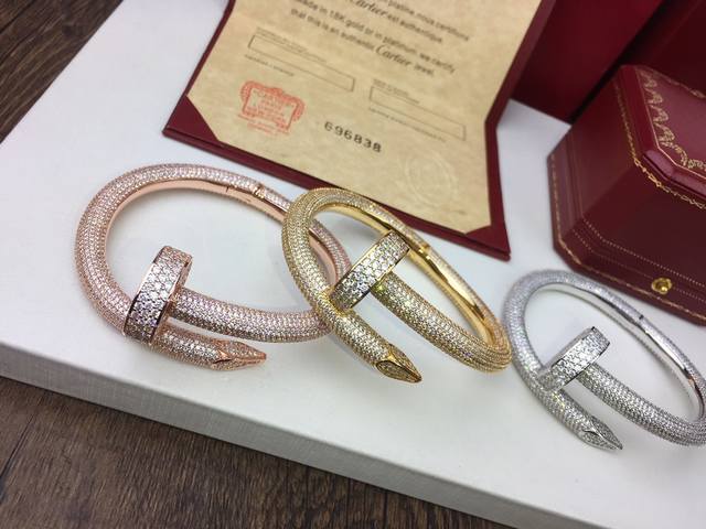 豪华厚版Cartier 卡地亚满钻钉子手镯奢华Juste Un Clou系列独具创意～大胆而现代个性十足大钉子设计 表面满镶上闪亮钻石....出口欧洲的老外订单